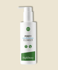Flasche vom Porify Cleanser Gesichtsreiniger vor neutralem Hintergrund